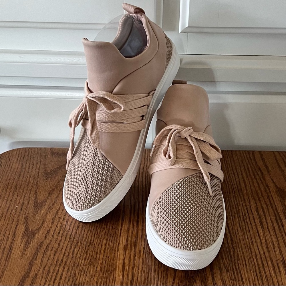 Women’s Steve Madden Fashion Sneaker, Blush colored, Sz 8
